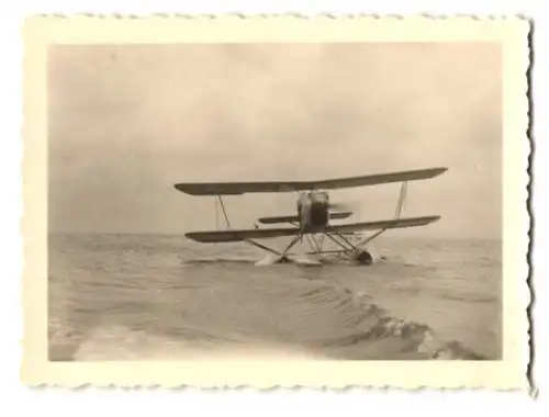 5 Fotografien Flugzeug Wasserflugzeug, Doppeldecker nach der Landung im Wasser & am Strand