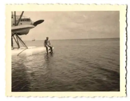 5 Fotografien Flugzeug Wasserflugzeug, Doppeldecker nach der Landung im Wasser & am Strand