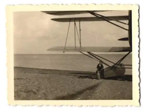 5 Fotografien Flugzeug Wasserflugzeug, Doppeldecker nach der Landung im Wasser & am Strand