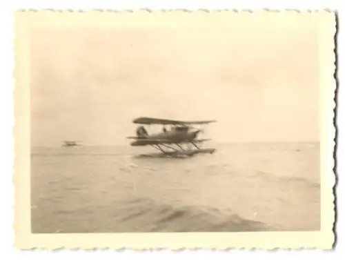 5 Fotografien Flugzeug Wasserflugzeug, Doppeldecker nach der Landung im Wasser & am Strand