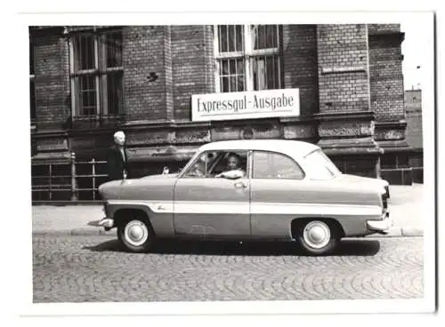 2 Fotografien unbekannter Fotograf, Ansicht Bremen, Auto Ford Taunus mit Kennzeichen Berlin