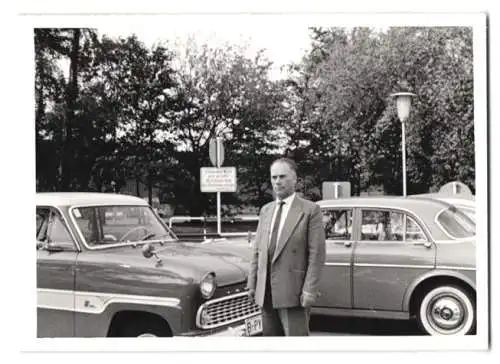 2 Fotografien unbekannter Fotograf, Ansicht Bremen, Auto Ford Taunus mit Kennzeichen Berlin