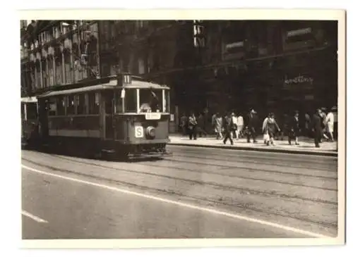 15 Fotografien unbekannter Fotograf, Ansicht Prag - Praha, Ortsansichten, Strassenansichten, Strassenbahn, Auto, Motorrad