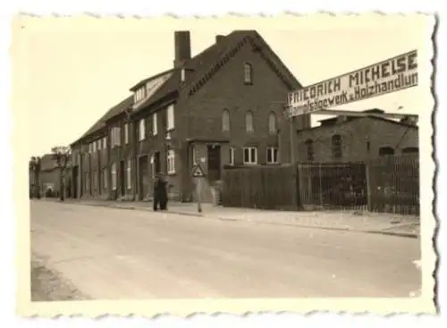 10 Fotografien unbekannter Fotograf, Ansicht Mölln, Dampf-Sägewerk & Eisengiesserei, Fabrikgebäude