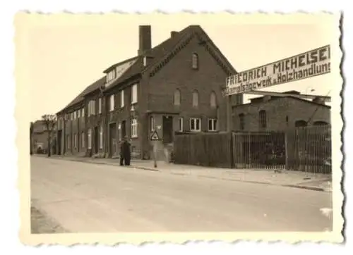 10 Fotografien unbekannter Fotograf, Ansicht Mölln, Dampf-Sägewerk & Eisengiesserei, Fabrikgebäude