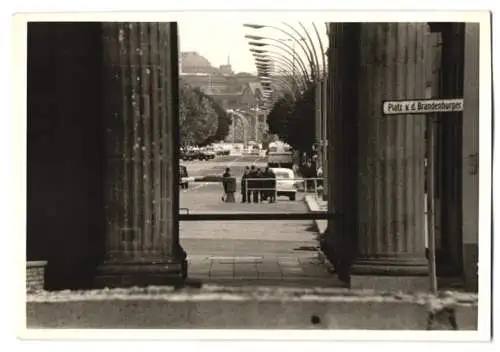 3 Fotografien unbekannter Fotograf, Ansicht Berlin, Zonengrenze am Brandenburger Tor, Grenzposten