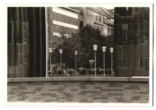 3 Fotografien unbekannter Fotograf, Ansicht Berlin, Zonengrenze am Brandenburger Tor, Grenzposten