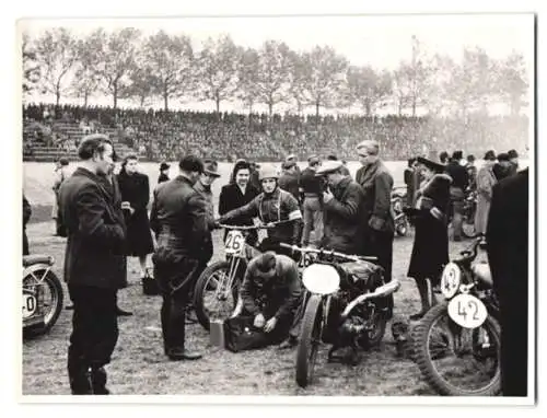 25 Fotografien Speedway Motorrad-Rennen, Rennszenen, Start, Siegerehrung, BMW-Werksfahrer Startnummer 26 u.a.