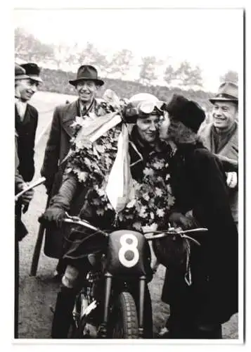 25 Fotografien Speedway Motorrad-Rennen, Rennszenen, Start, Siegerehrung, BMW-Werksfahrer Startnummer 26 u.a.