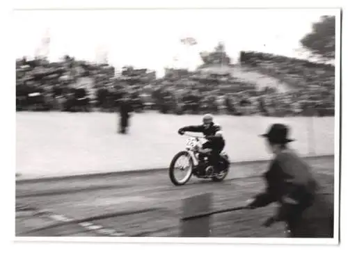 25 Fotografien Speedway Motorrad-Rennen, Rennszenen, Start, Siegerehrung, BMW-Werksfahrer Startnummer 26 u.a.