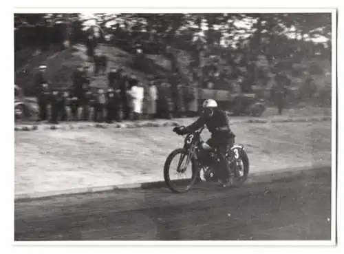 25 Fotografien Speedway Motorrad-Rennen, Rennszenen, Start, Siegerehrung, BMW-Werksfahrer Startnummer 26 u.a.