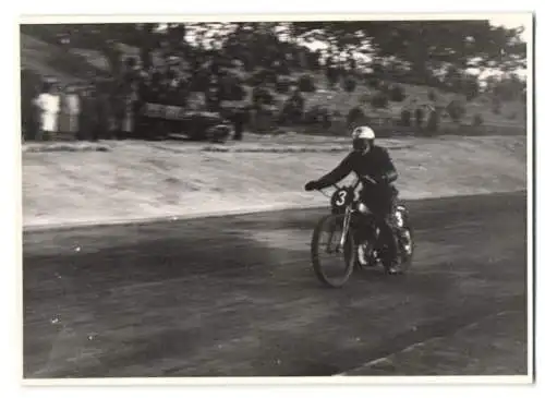 25 Fotografien Speedway Motorrad-Rennen, Rennszenen, Start, Siegerehrung, BMW-Werksfahrer Startnummer 26 u.a.