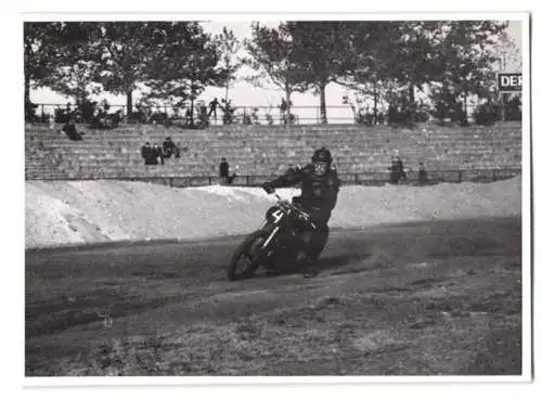 25 Fotografien Speedway Motorrad-Rennen, Rennszenen, Start, Siegerehrung, BMW-Werksfahrer Startnummer 26 u.a.