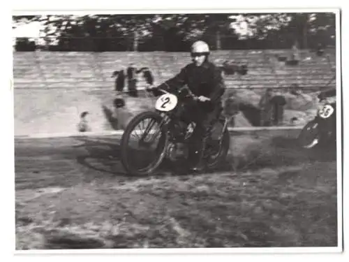 25 Fotografien Speedway Motorrad-Rennen, Rennszenen, Start, Siegerehrung, BMW-Werksfahrer Startnummer 26 u.a.