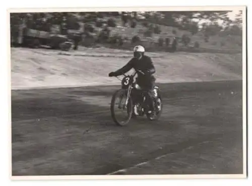 25 Fotografien Speedway Motorrad-Rennen, Rennszenen, Start, Siegerehrung, BMW-Werksfahrer Startnummer 26 u.a.