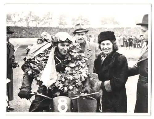 25 Fotografien Speedway Motorrad-Rennen, Rennszenen, Start, Siegerehrung, BMW-Werksfahrer Startnummer 26 u.a.