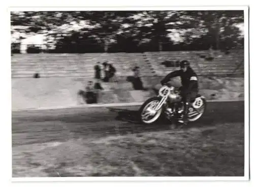 25 Fotografien Speedway Motorrad-Rennen, Rennszenen, Start, Siegerehrung, BMW-Werksfahrer Startnummer 26 u.a.