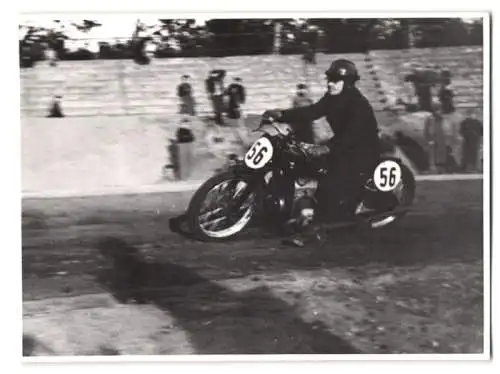 25 Fotografien Speedway Motorrad-Rennen, Rennszenen, Start, Siegerehrung, BMW-Werksfahrer Startnummer 26 u.a.