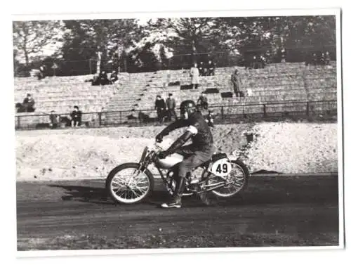 25 Fotografien Speedway Motorrad-Rennen, Rennszenen, Start, Siegerehrung, BMW-Werksfahrer Startnummer 26 u.a.