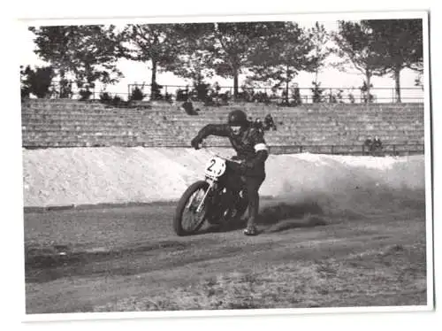 25 Fotografien Speedway Motorrad-Rennen, Rennszenen, Start, Siegerehrung, BMW-Werksfahrer Startnummer 26 u.a.