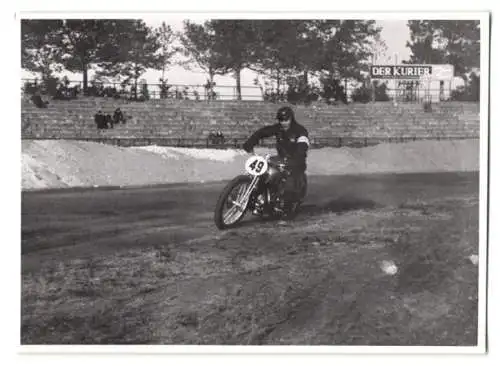 25 Fotografien Speedway Motorrad-Rennen, Rennszenen, Start, Siegerehrung, BMW-Werksfahrer Startnummer 26 u.a.