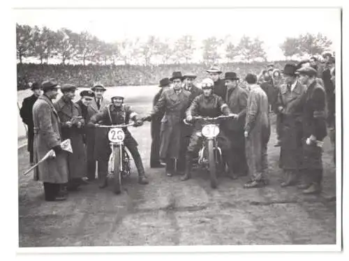 25 Fotografien Speedway Motorrad-Rennen, Rennszenen, Start, Siegerehrung, BMW-Werksfahrer Startnummer 26 u.a.