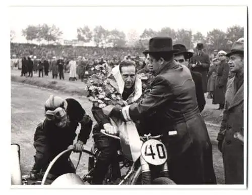 19 Fotografien Speedway - Seitenwagen Motorrad-Rennen, Sandbahnrennen, Rennszenen, Siegerehrung u.a.