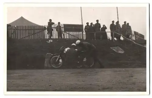 3 Fotografien DDR Motorrad-Rennen, Motorrad Norton, Tribüne mit FDJ Wappen