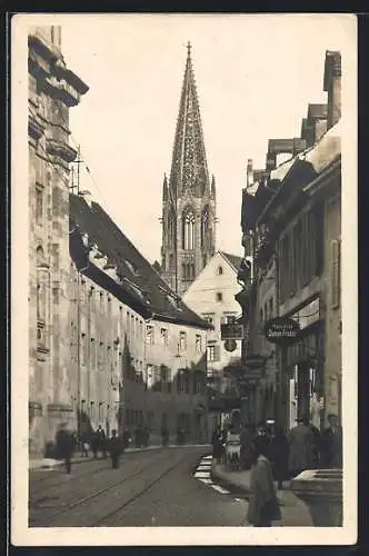 AK Freiburg i. B., Passanten in der Bertholdstrasse