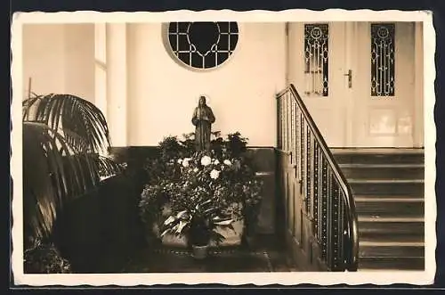 AK München-Nymphenburg, Krankenanstalt des III. Orden, Treppenhaus mit Christus-Skulptur