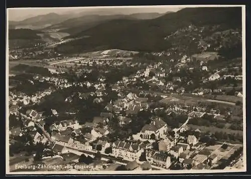 AK Freiburg-Zähringen, Gesamtansicht mit Bergpanorama vom Flugzeug aus