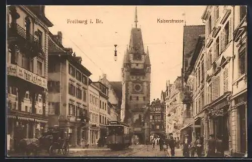 AK Freiburg i. Br., Kaiserstrasse mit Strassenbahn und Passanten