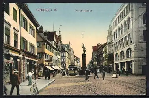 AK Freiburg i. B., Kaiserstrasse mit Strassenbahn und Fahrrädern