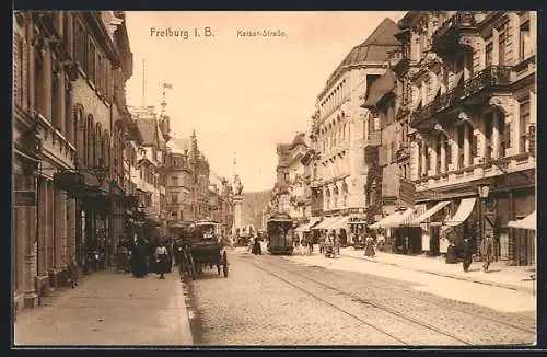 AK Freiburg i. B., Kaiser-Strasse mit Geschäften und Strassenbahn