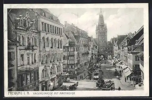 AK Freiburg i. B., Kaiserstrasse mit Martinstor und Strassenbahn