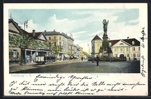 AK Freiburg i. B., Siegesdenkmal mit Strassenbahn