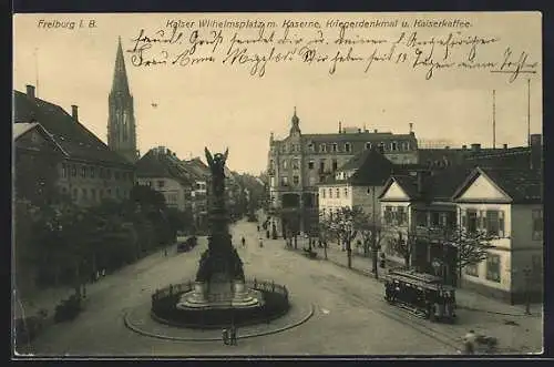 AK Freiburg, Kaiser Wilhelmsplatz m. Kaserne, Kriegerdenkmal u. Kaiserkaffee, Strassenbahn