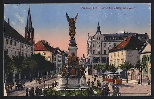 AK Freiburg i. B., Partie beim Siegesdenkmal mit Strassenbahn