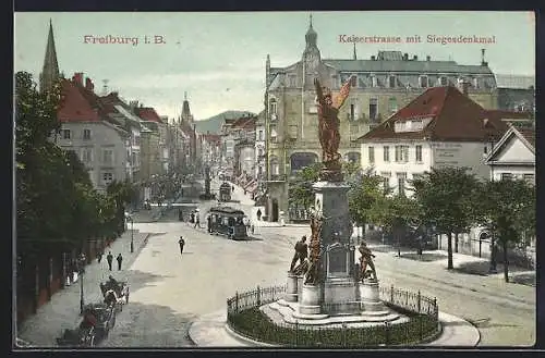 AK Freiburg / Breisgau, Kaiserstrasse mit Siegesdenkmal und Strassenbahn