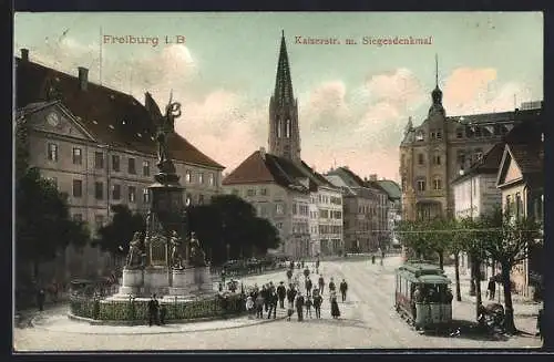 AK Freiburg i. B., Kaiserstrasse mit Siegesdenkmal und Strassenbahn