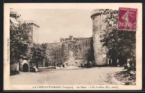 AK La Couvertoirade /Aveyron, La Place, Ville fortifiée