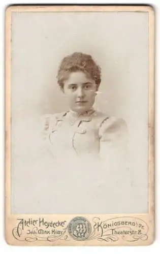 Fotografie Atelier Heydecker, Königsberg, Theaterstr. 8, Porträt einer jungen Frau mit elegantem Kleid