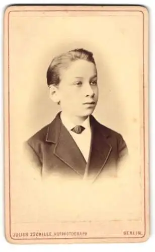 Fotografie Julius Zschille, Berlin, Neue König Str. No. 1, Porträt eines Jungen in Anzug und Krawatte