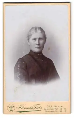 Fotografie Hermann Tietz, Berlin, Leipziger-Str. 46-49, Porträt einer Frau in dunkler Kleidung