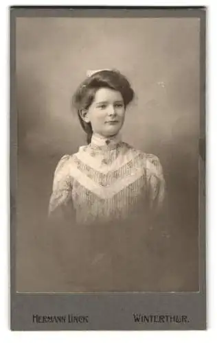 Fotografie Hermann Linck, Winterthur, Bildnis einer jungen Frau in elegantem Kleid