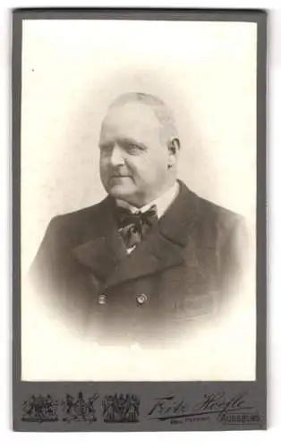 Fotografie Fritz Hoefle, Augsburg, Brustportrait eines älteren Mannes in dunklem Mantel