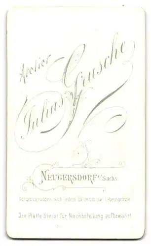 Fotografie Julius Grusche, Neugersdorf, Eleganter junger Mann mit Schnurrbart