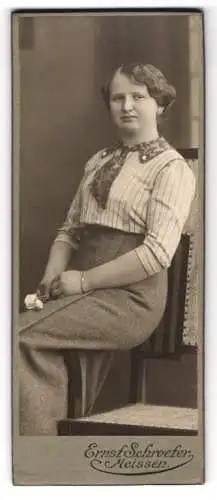 Fotografie Ernst Schroeter, Meissen, Junge Frau mit Blume sitzend