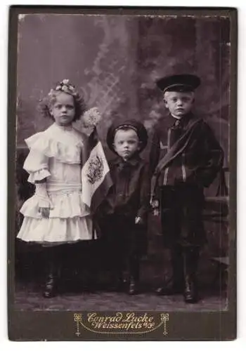 Fotografie Conrad Lucke, Weissenfels, Friedrichstrasse 4, Drei Kinder in traditioneller Kleidung