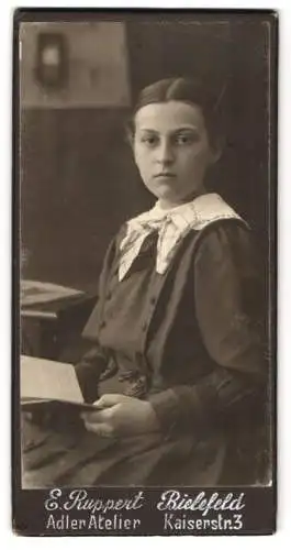 Fotografie E. Ruppert, Bielefeld, Kaiserstrasse 3, Junge Frau mit Buch in der Hand